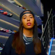 MINAを聴いたり、ミュージックビデオを鑑賞したり、経歴やツアー日程などを確認したりしましょう！