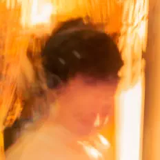 Hör dir dj something an, schau dir Musikvideos an, lies die Biografie, finde Tourdaten und mehr!