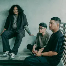 Beeswax을(를) 듣고, 뮤직 비디오를 보고, 약력을 읽고, 투어 일정 등을 확인하세요!