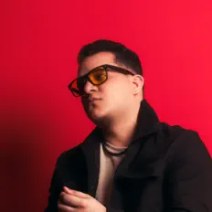 Poslechněte si interpreta Jhon Maze, sledujte hudební videa, přečtěte si životopis, podívejte se na data turné a další informace.