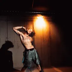 Poslechněte si interpreta Olti, sledujte hudební videa, přečtěte si životopis, podívejte se na data turné a další informace.