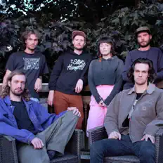 Poslechněte si interpreta Kitbash, sledujte hudební videa, přečtěte si životopis, podívejte se na data turné a další informace.