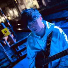 Hör dir Handa Tom an, schau dir Musikvideos an, lies die Biografie, finde Tourdaten und mehr!