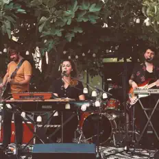 Escucha a Wíyake, mira videos musicales, lee su biografía, consulta las fechas de las gira y más.