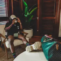 islands Audiolabを聴いたり、ミュージックビデオを鑑賞したり、経歴やツアー日程などを確認したりしましょう！