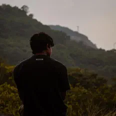 聆聽 Scarr.、觀看音樂影片、閱讀小傳、查看巡演日期等！