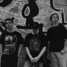 Hör dir КОМПАС an, schau dir Musikvideos an, lies die Biografie, finde Tourdaten und mehr!