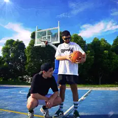 收听 Colados、观看音乐视频、阅读小传、查看巡演日期等 ！