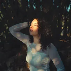 聆聽 Irua、觀看音樂影片、閱讀小傳、查看巡演日期等！