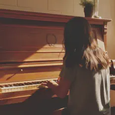 Dengarkan Emma Corsi, tonton video musik, baca bio, lihat tanggal tur & lainnya!