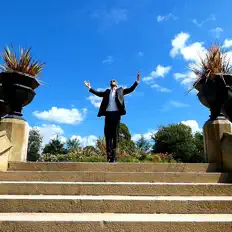 聆聽 Gamma Man、觀看音樂影片、閱讀小傳、查看巡演日期等！