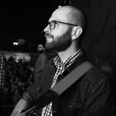 Acoustic Guitar by William King सुनें, म्यूज़िक वीडियो देखें, बायो पढ़ें, दौरे की तारीखें और बहुत कुछ देखें!