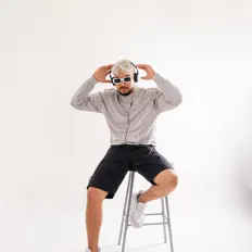 Mike Brown सुनें, म्यूज़िक वीडियो देखें, बायो पढ़ें, दौरे की तारीखें और बहुत कुछ देखें!