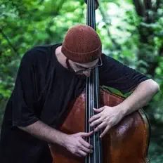 Ouve Karu, vê vídeos de música, lê a biografia, vê as datas da digressão e muito mais!