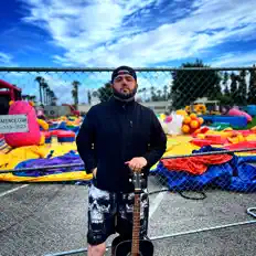 Escucha a Alex Carrillo, mira videos musicales, lee su biografía, consulta las fechas de las gira y más.