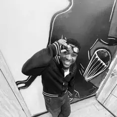 Boss6manを聴いたり、ミュージックビデオを鑑賞したり、経歴やツアー日程などを確認したりしましょう！