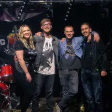 Ouve Breaking Three, vê vídeos de música, lê a biografia, vê as datas da digressão e muito mais!