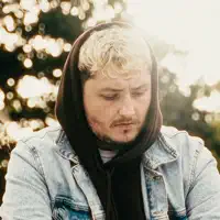 Ouça undefined, assista a videoclipes, leia a biografia, veja as datas das turnês e mais!