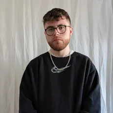 聆聽 Larry The Kïd、觀看音樂影片、閱讀小傳、查看巡演日期等！