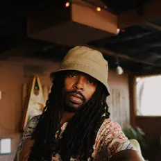 PLUSを聴いたり、ミュージックビデオを鑑賞したり、経歴やツアー日程などを確認したりしましょう！