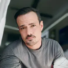 Dengarkan Tom Ross, tonton video musik, baca bio, lihat tanggal tur & lainnya!