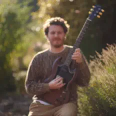Ascolta Sean Angus Watson, guarda video musicali, leggi la biografia, vedi le date del tour & altro!
