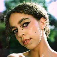 Ouve undefined, vê vídeos de música, lê a biografia, vê as datas da digressão e muito mais!