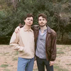 Lou and Matthewを聴いたり、ミュージックビデオを鑑賞したり、経歴やツアー日程などを確認したりしましょう！