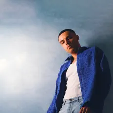 Hör dir Karim Naas an, schau dir Musikvideos an, lies die Biografie, finde Tourdaten und mehr!