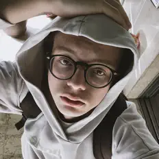 Poslechněte si interpreta wxiie, sledujte hudební videa, přečtěte si životopis, podívejte se na data turné a další informace.