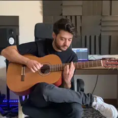 Hör dir Tomh an, schau dir Musikvideos an, lies die Biografie, finde Tourdaten und mehr!