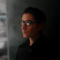 聆聽 undefined、觀看音樂影片、閱讀小傳、查看巡演日期等！