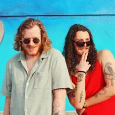 聆聽 Fabricated Freedom、觀看音樂影片、閱讀小傳、查看巡演日期等！