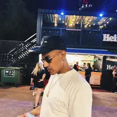 Écoutez Eyeay, regardez des vidéoclips, lisez la biographie, consultez les dates de tournée et plus encore !