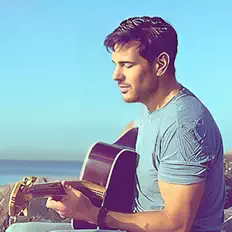 聆聽 Life in Polaroid、觀看音樂影片、閱讀小傳、查看巡演日期等！