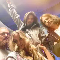 Escucha a undefined, mira videos musicales, lee su biografía, consulta las fechas de las gira y más.