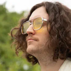 收听 Floral Couches、观看音乐视频、阅读小传、查看巡演日期等 ！