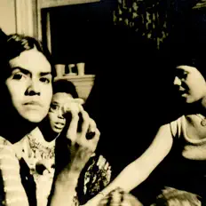 Colección Adrianoを聴いたり、ミュージックビデオを鑑賞したり、経歴やツアー日程などを確認したりしましょう！