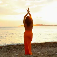 聆聽 Luna、觀看音樂影片、閱讀小傳、查看巡演日期等！