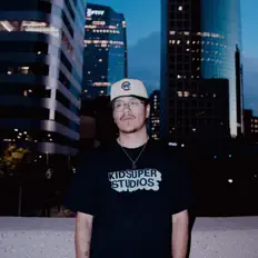 Young Casperを聴いたり、ミュージックビデオを鑑賞したり、経歴やツアー日程などを確認したりしましょう！