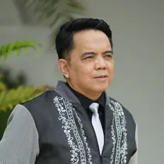 Dengarkan Cocoy Claravall, tonton video musik, baca bio, lihat tanggal tur & lainnya!
