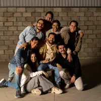 聆聽 undefined、觀看音樂影片、閱讀小傳、查看巡演日期等！