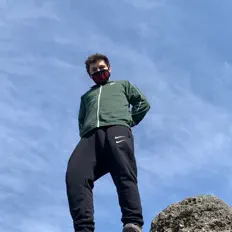 Hör dir Crags an, schau dir Musikvideos an, lies die Biografie, finde Tourdaten und mehr!