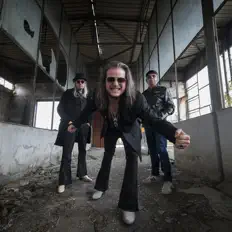 AXiS सुनें, म्यूज़िक वीडियो देखें, बायो पढ़ें, दौरे की तारीखें और बहुत कुछ देखें!