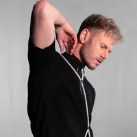 Hör dir undefined an, schau dir Musikvideos an, lies die Biografie, finde Tourdaten und mehr!