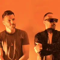 聆聽 undefined、觀看音樂影片、閱讀小傳、查看巡演日期等！