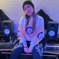 Alithúを聴いたり、ミュージックビデオを鑑賞したり、経歴やツアー日程などを確認したりしましょう！