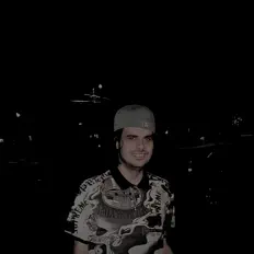 聆聽 UUADE、觀看音樂影片、閱讀小傳、查看巡演日期等！