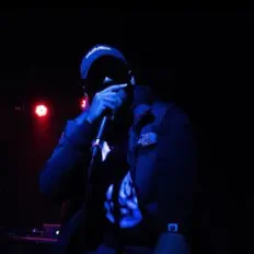 Ouve ROEY, vê vídeos de música, lê a biografia, vê as datas da digressão e muito mais!