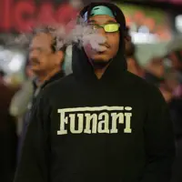 聆聽 undefined、觀看音樂影片、閱讀小傳、查看巡演日期等！